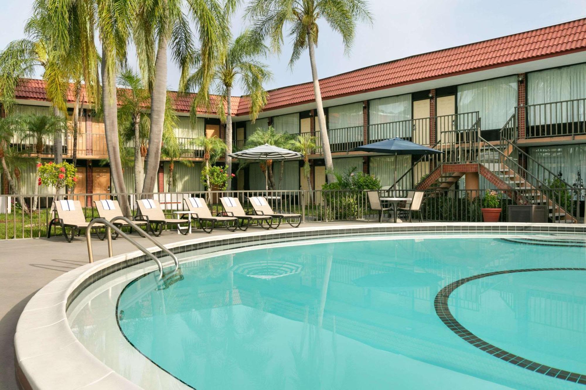 6 Smart Hotels Near Coachman Park Worth Booking