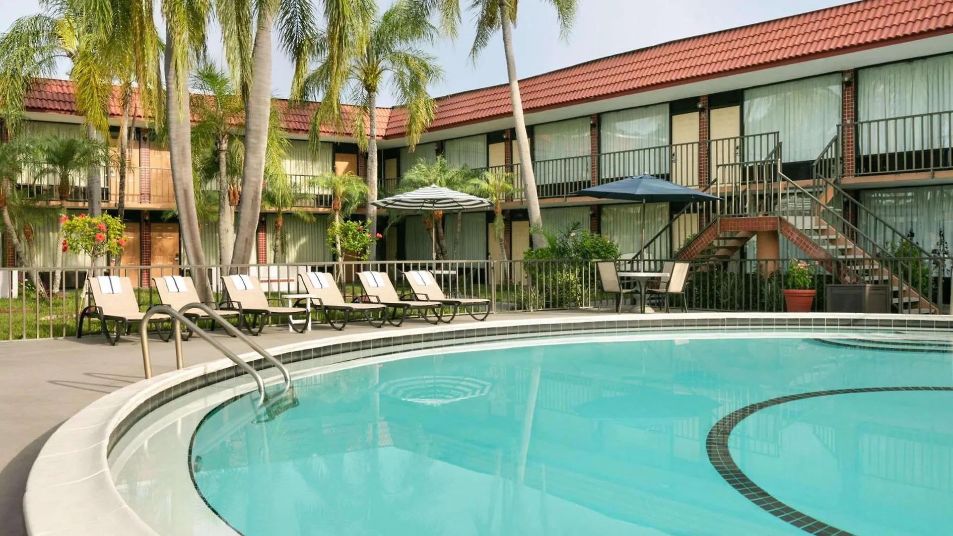 6 Smart Hotels Near Coachman Park Worth Booking