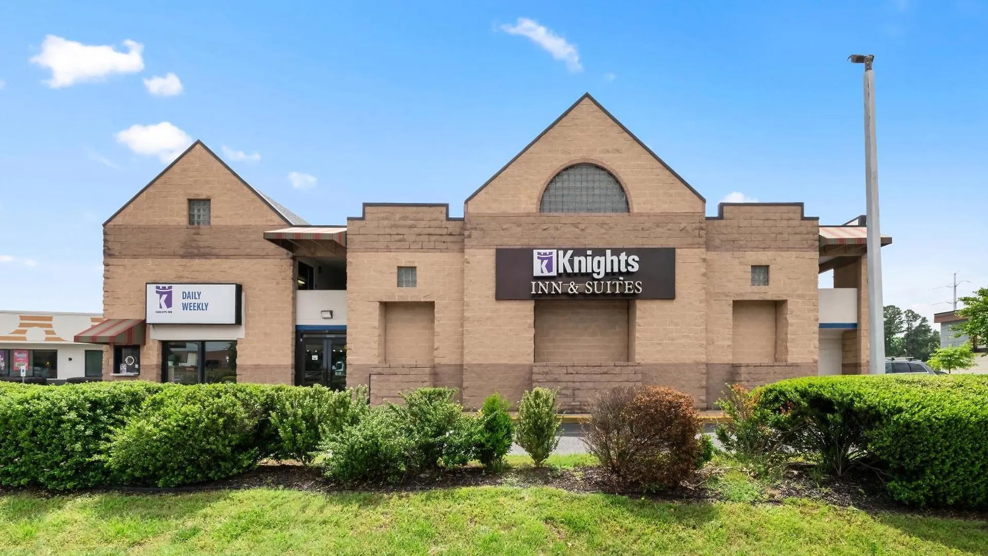 Staying Near Redwing Park: 7 Budget Hotels Compared